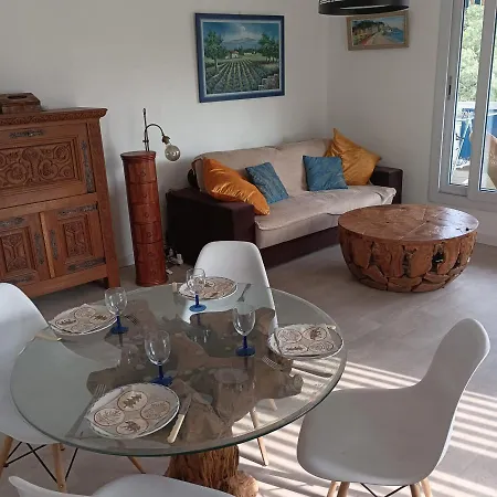 Near The Center Of Apartment *